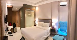 Rúm í herbergi á Hotel Vila Grand Near IGI Airport