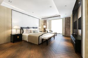 Rúm í herbergi á Hotel Vila Grand Near IGI Airport