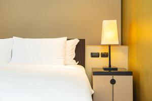 Rúm í herbergi á Hotel Vila Grand Near IGI Airport