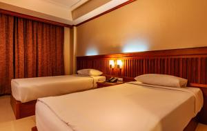 Rúm í herbergi á Hotel Vila Grand Near IGI Airport