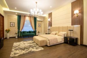 Rúm í herbergi á Hotel Vila Grand Near IGI Airport