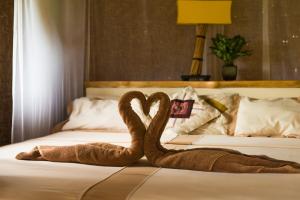 Rúm í herbergi á Hotel Vila Grand Near IGI Airport