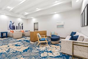 Una gran sala con sofás y sillas sobre una alfombra. en Hampton Inn & Suites St. Petersburg/Downtown, en San Petersburgo 75 fotos más