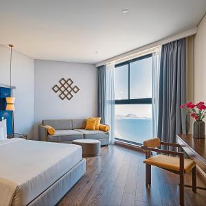 a hotel room with a bed and a couch at Chambay Golden Breeze Palm in Ấp Thiẹn Ái +91 photos