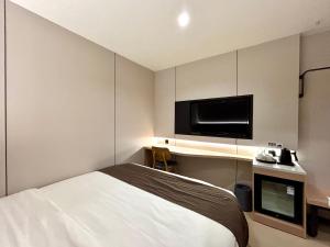 Ένα ή περισσότερα κρεβάτια σε δωμάτιο στο Yijia Hotel -Jiefangbei Hongya Cave