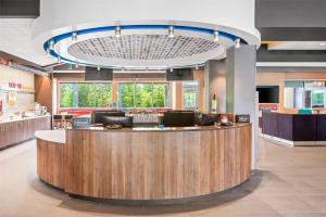 Vstupní hala nebo recepce v ubytování Tru By Hilton Holland, Mi + 25 fotografií