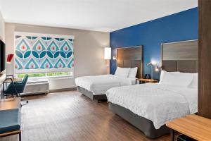 Postel nebo postele na pokoji v ubytování Tru By Hilton Holland, Mi