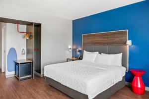 Postel nebo postele na pokoji v ubytování Tru By Hilton Holland, Mi