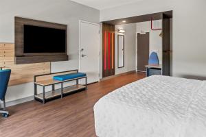 Postel nebo postele na pokoji v ubytování Tru By Hilton Holland, Mi