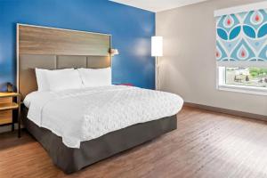 Postel nebo postele na pokoji v ubytování Tru By Hilton Holland, Mi