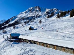 Chalet in Rhone Valley near Ski Lift v zimě