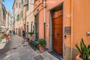 una persona caminando por una calle en una ciudad en Eden, TerreMarine, en Portovenere 7 fotos más