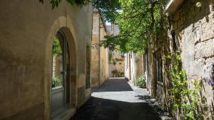 an alley with an archway in an old building at Les chambres de l'ATELIER à Montignac Lascaux in Montignac