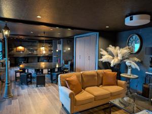 a living room with a couch and a table at 一棟貸切宿 藤右衛門 最大15名 屋内バーベキュー サウナ 露天風呂 ジャグジー付 和モダンラグジュアリー邸宅 in Ogawa