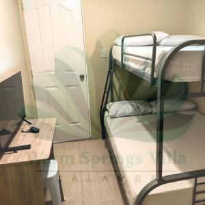 una habitación con dos literas y un escritorio en Warm Springs Villa 1, en Calambá 5 fotos más