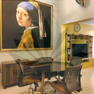 una pintura de una mujer en una pared con una mesa de cristal en Warm Springs Villa 1, en Calambá