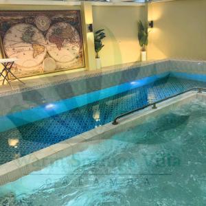 Una gran piscina con agua azul en un edificio. en Warm Springs Villa 1, en Calambá