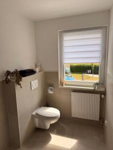 Ένα μπάνιο στο Appartement 2a - Gemütliche Wohnung mit Küchenzeile, Bad und Balkon