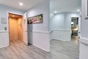 un couloir d'une maison avec un couloir dans l'établissement 5201 - Mint Julep, à Croatan Shores 58 autres photos