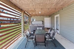 un patio avec une table, des chaises et un barbecue dans l'établissement 5167 - Wings As Eagles, à Croatan Shores