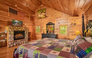 ピジョン・フォージにあるAngels Choiceのベッドと暖炉のある寝室