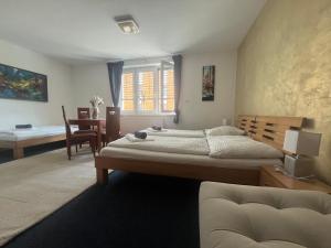 Llit o llits en una habitació de Mikulov Inn - hotel Zeme