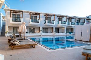 Бассейн в Nostos Beach Boutique Hotel или поблизости