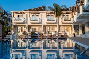 Бассейн в Nostos Beach Boutique Hotel или поблизости