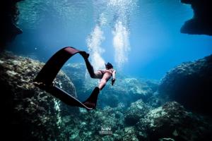 una persona in acqua con una tavola da surf di ZHANG RESORT and DIVE CENTER a Daanbantayan