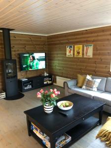 a living room with a couch and a coffee table at Familiehytte på Kvamskogen in Kvam