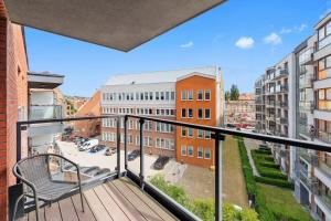 einen Balkon mit einer Bank und Gebäuden in der Unterkunft Chmielna Park Apartments Old Town in Danzig