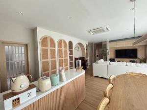 a large living room with a kitchen and a living room at บ้านพักญี่ปู่น บางพลี บางนา Japandi Cozy House in Ban Thap Nang