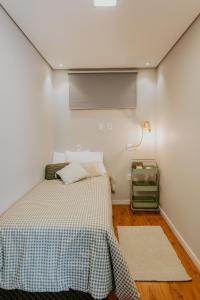 ein kleines Schlafzimmer mit einem Bett und einem Fenster in der Unterkunft Luxo e Aconchego na Natureza - DM in Domingos Martins + 30 Fotos