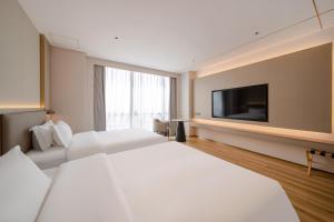 Bodun International Apartment Foshan Shunde Fengjian Water Village Branch客房内的一张或多张床位