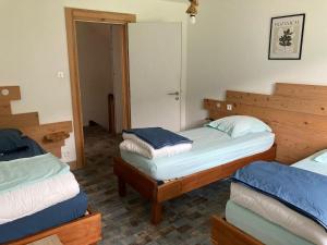 En eller flere senge i et værelse på Le Gîte d'Orion + 15 billeder