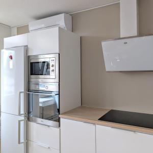 Kuchyň nebo kuchyňský kout v ubytování Henniina V Haukipudas - Suite with free parking