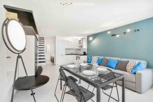 a living room with a table and a couch at Mangia, Prega, Ama TerreMarine in Riomaggiore