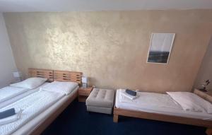 Llit o llits en una habitació de Mikulov Inn - hotel Zeme