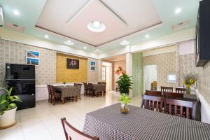 TV a/nebo společenská místnost v ubytování The Sim Hotel Vung Tau
