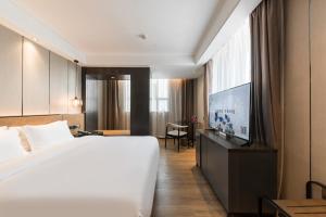 TV a/nebo společenská místnost v ubytování Paco Hotel Datang Metro Guangzhou-Close to Pazhou Exhibition Hall and free breakfast