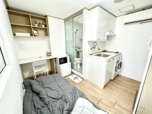 Kuchyň nebo kuchyňský kout v ubytování One Room Goshiwon