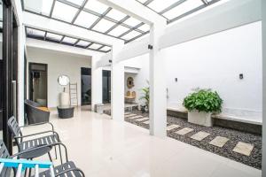 Kuchyň nebo kuchyňský kout v ubytování Villa Luxe Banguntapan