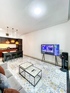 TV a/nebo společenská místnost v ubytování Villa Luxe Banguntapan