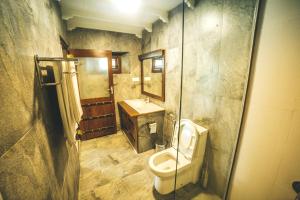 a bathroom with a toilet and a sink at Sisikirana Villa (Luxury Villa in Galle) in Unawatuna