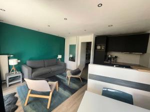 a living room with a gray couch and chairs at Résidence Midi - Les Deux Alpes – Appartement tout confort avec balcon plein sud et vue sur la Muzelle MAE-5511 in Les Deux Alpes