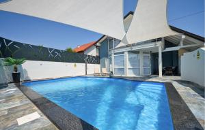 ein Swimmingpool im Hinterhof eines Hauses in der Unterkunft 2 Bedroom Amazing Home In Bjelovar in Bjelovar