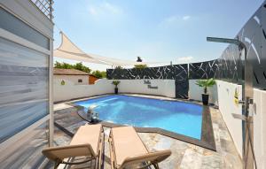 ein Swimmingpool auf dem Balkon eines Hauses in der Unterkunft 2 Bedroom Amazing Home In Bjelovar in Bjelovar + 23 Fotos