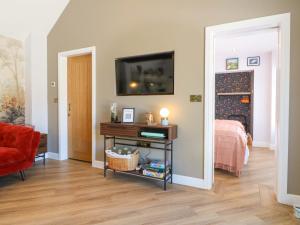 Et tv og/eller underholdning på The Canalside Cottage