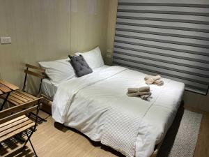 Starveil Mountain Retreat X by Tiny Away : غرفة نوم بها سرير أبيض كبير مع مناشف عليه