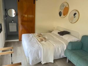 Starveil Mountain Retreat X by Tiny Away : غرفة نوم مع سرير مع دبتين عليه